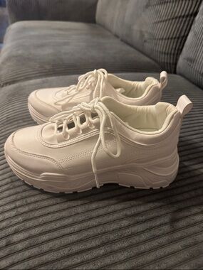 Illude comfortable soft sole and heel backLace-Up Platform Sneakers in White